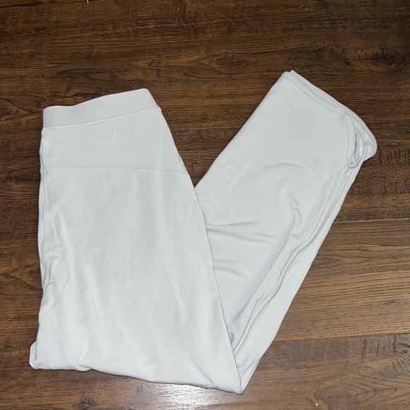 38. Lululemon Every Moment Pant 26" - Picture 4 of 11